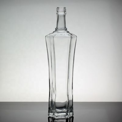 보드카 표면 전달을 위해 스크루 캡을 가진 500ml 유리 보드카 병으로 사용자 정의