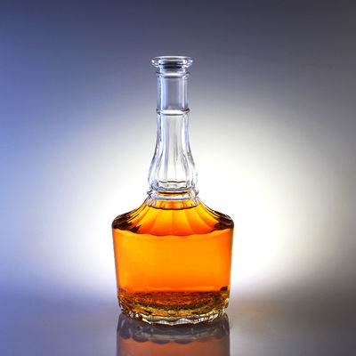500ml 유리 병 위스키 와드카 영주용 코크로 긴 목 디자인으로 새겨진