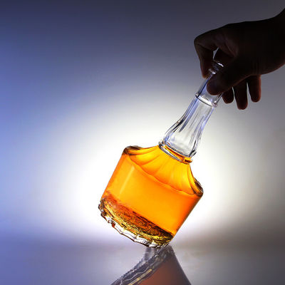 500ml 유리 병 위스키 와드카 영주용 코크로 긴 목 디자인으로 새겨진