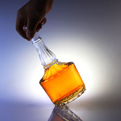 500ml 유리 병 위스키 와드카 영주용 코크로 긴 목 디자인으로 새겨진