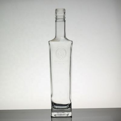 보드카 표면 전달을 위해 스크루 캡을 가진 500ml 유리 보드카 병으로 사용자 정의
