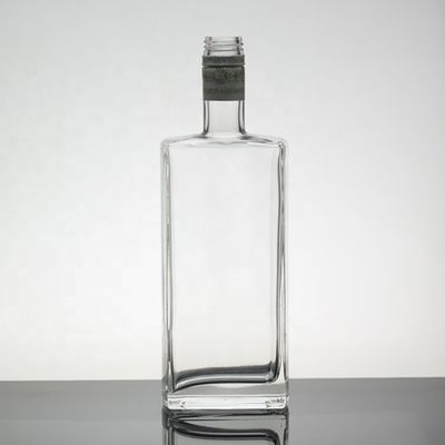 보드카 표면 전달을 위해 스크루 캡을 가진 500ml 유리 보드카 병으로 사용자 정의