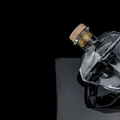 유니크 다이아몬드 모양과 맞춤 로고와 유리 위스키 병 700ml