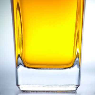 700ml 쿼드 진 병 코크 가공과 두꺼운 바닥