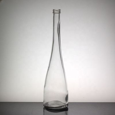 맑은 유리 높은 얇은 음료 병 긴 목의 흰 술과 과일 와인