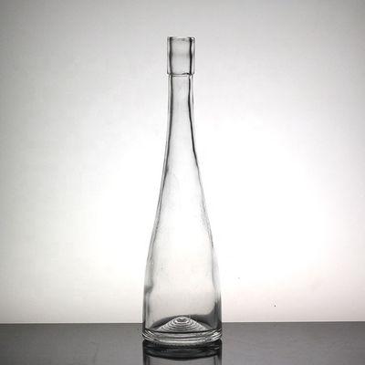맑은 유리 높은 얇은 음료 병 긴 목의 흰 술과 과일 와인