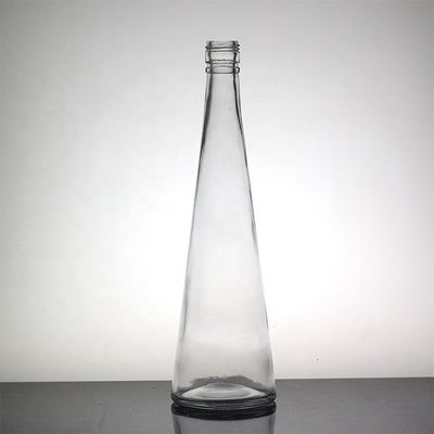 맑은 유리 높은 얇은 음료 병 긴 목의 흰 술과 과일 와인