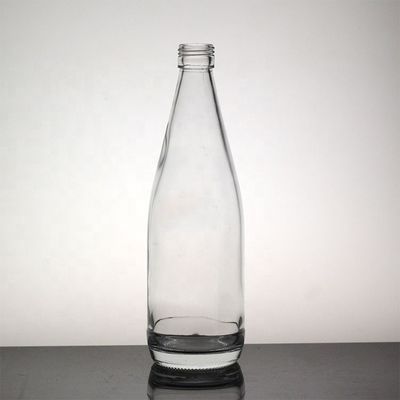 맑은 유리 높은 얇은 음료 병 긴 목의 흰 술과 과일 와인