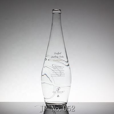 맑은 유리 높은 얇은 음료 병 긴 목의 흰 술과 과일 와인