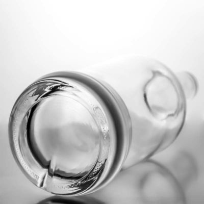사용자 지정 로고 유리 목걸이 700ml 원형 술 병 보드카 브랜디 위스키 및 더 많은