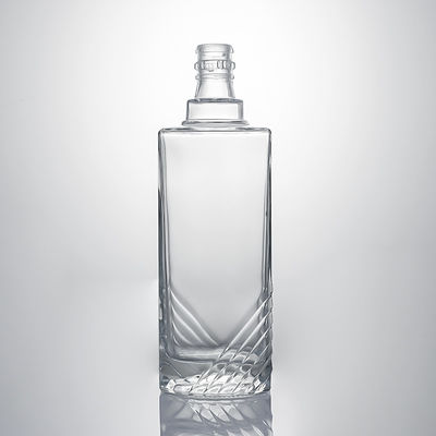 선명한 유리 술 병, 부각된 몸체와 코크 막대
