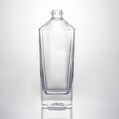 선명한 유리 술 병, 부각된 몸체와 코크 막대