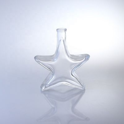 특별한 모양의 위스키 보드카와 브랜디 유리 병