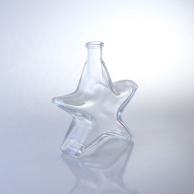 특별한 모양의 위스키 보드카와 브랜디 유리 병