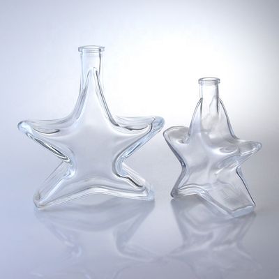 특별한 모양의 위스키 보드카와 브랜디 유리 병