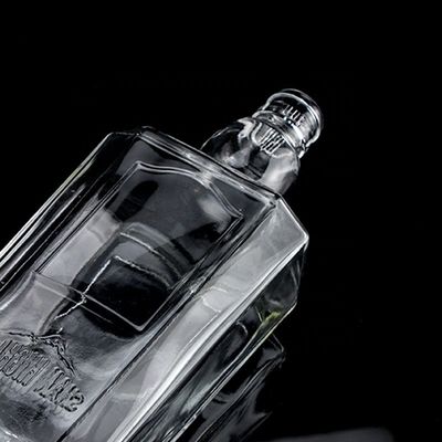 750ml 75cl 슈퍼 플린트 사각형 엠브로스 된 유리 병 스크루 캡 럼 보드카 위스키